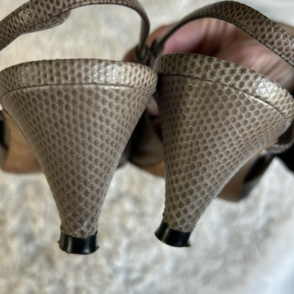 ⭐️⭐️Forever Classic CHANEL
2011 Interlocking CC Logo Slingback Pumps
Siz… - Picture 9 of 17